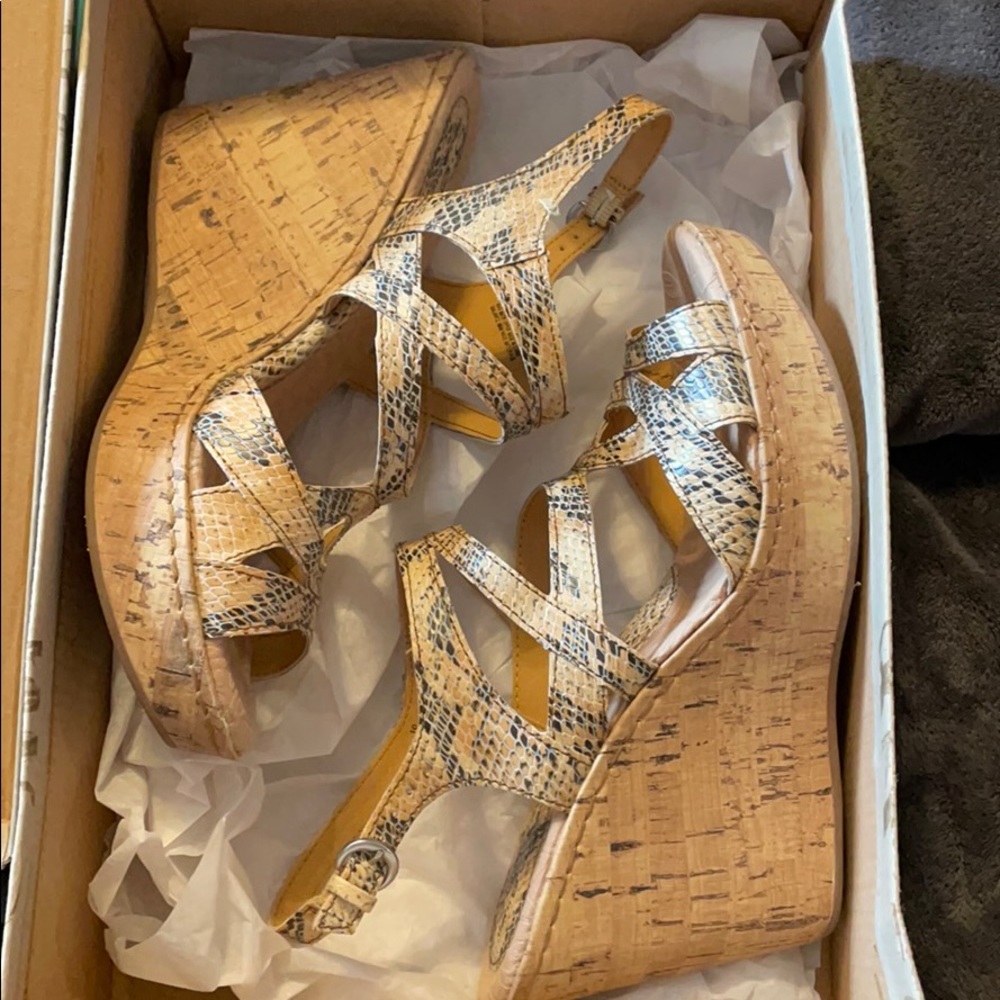 Like new! BOC Sandal wedges size 10